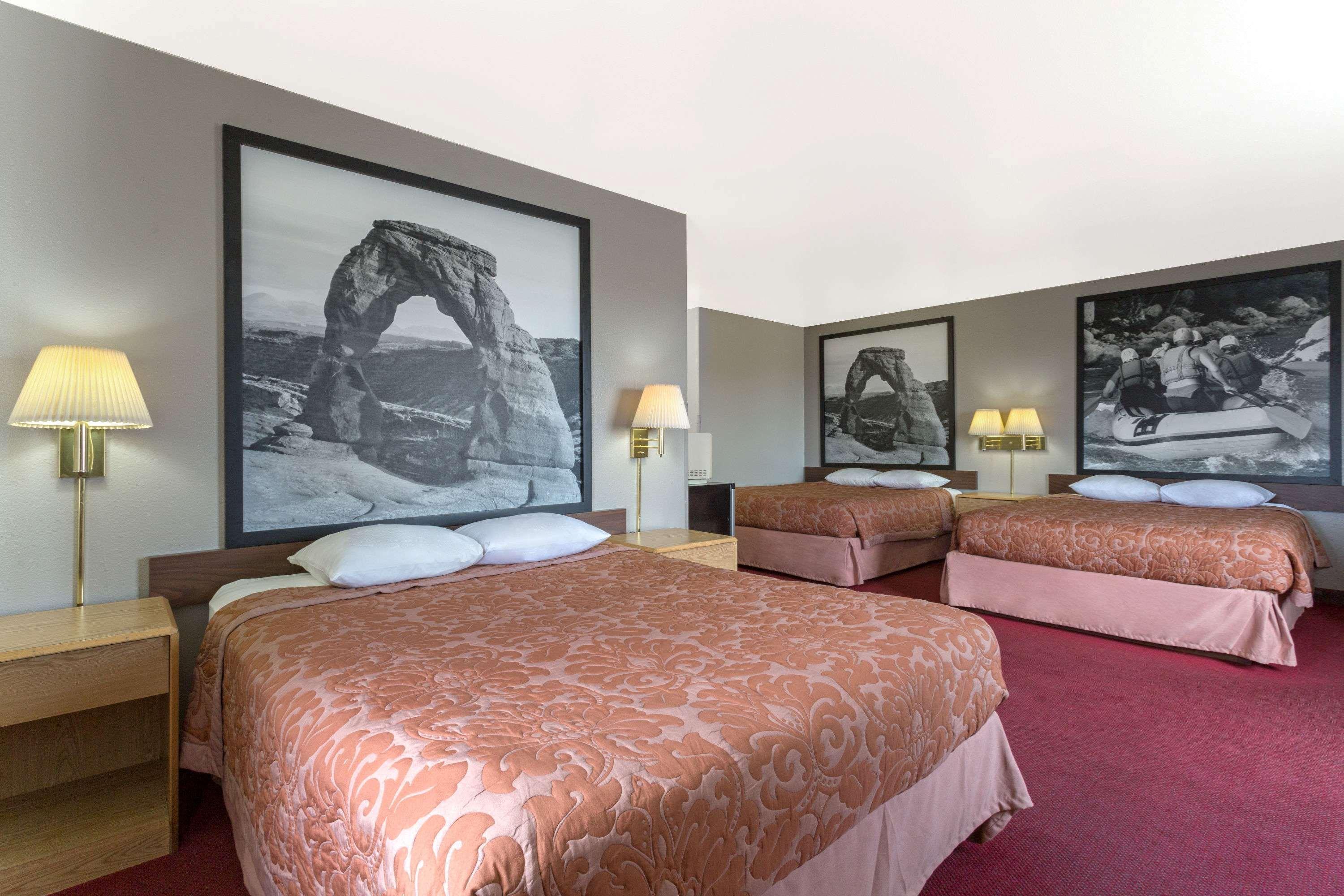 Super 8 By Wyndham River Hotel