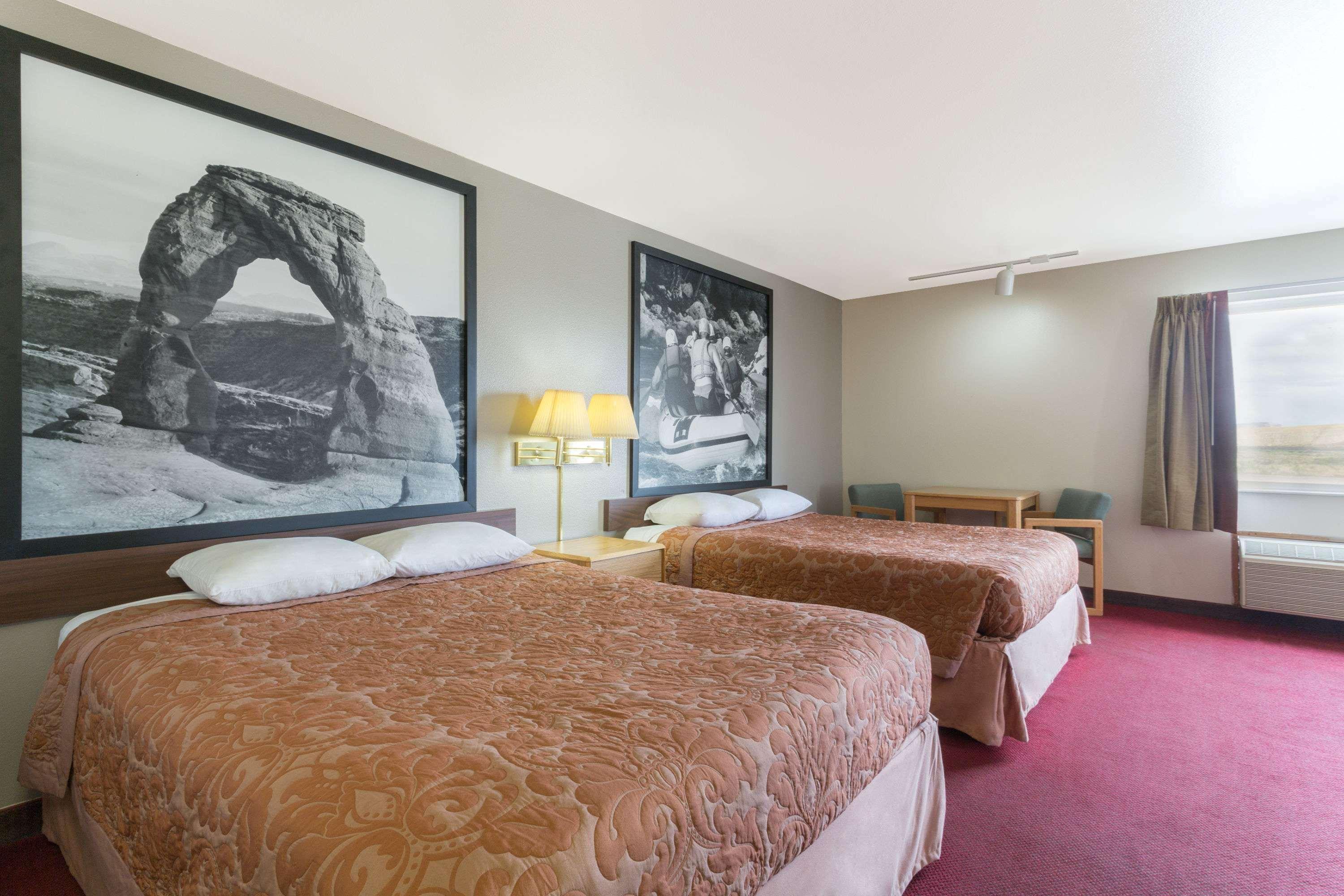 Super 8 By Wyndham River